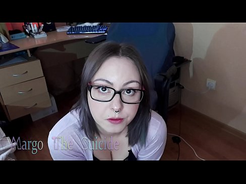 ❤️ Seksikäs tyttö lasit päässä imee dildoa syvälle kameraan ❌ Super porno at us